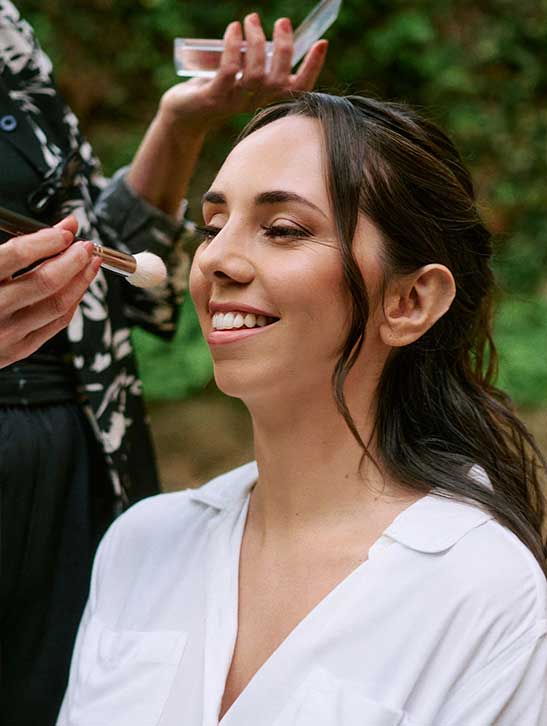 Nuria-Serrano-Makeup-haciendo-maquillaje-profesional Nuria maquilllando a novia en el lugar de la celebración de la boda