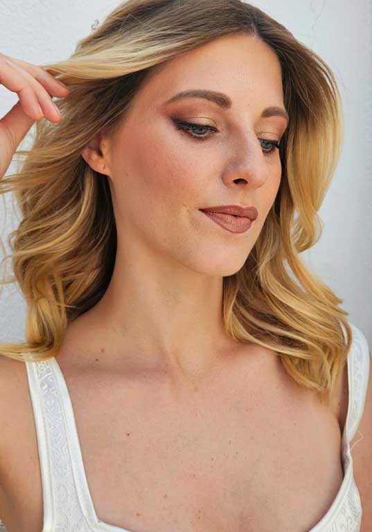 Bet-luciendo-maquillaje-a-la-camara