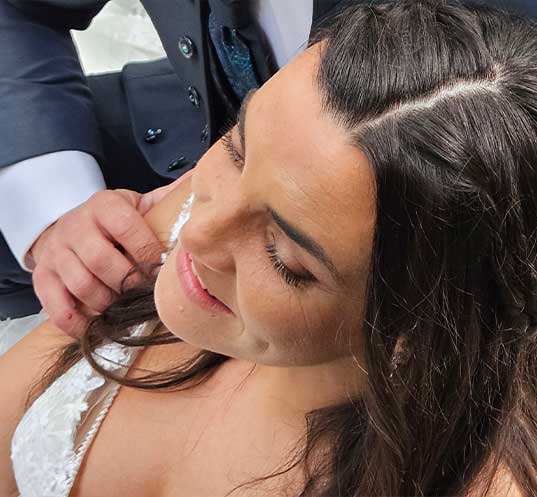 Ester-feliz-con-su-pareja-el-día-que-se-casaron