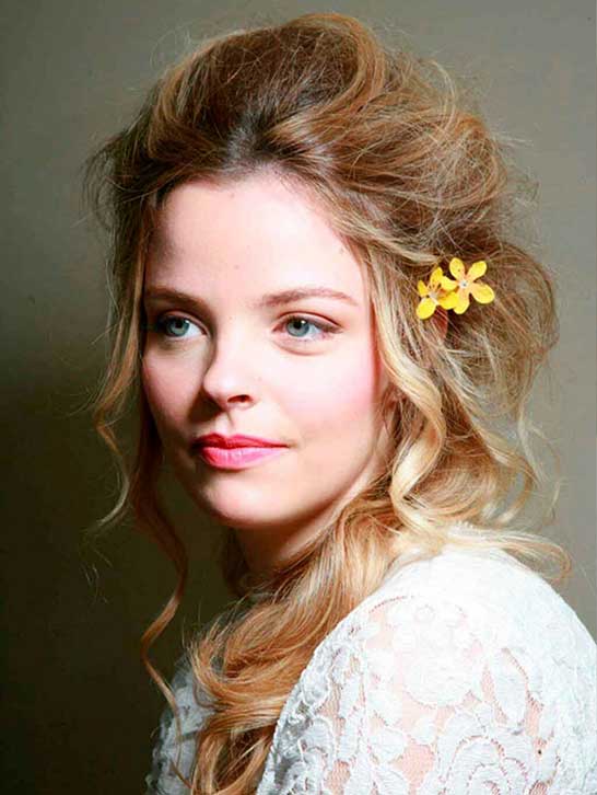 Maquillaje de novia resaltando belleza natural Maquillaje y peinado de boda el cual destaca la belleza natural de la novia